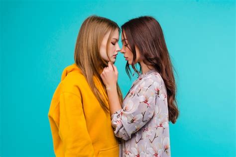 Duas mulheres peladas se beijando